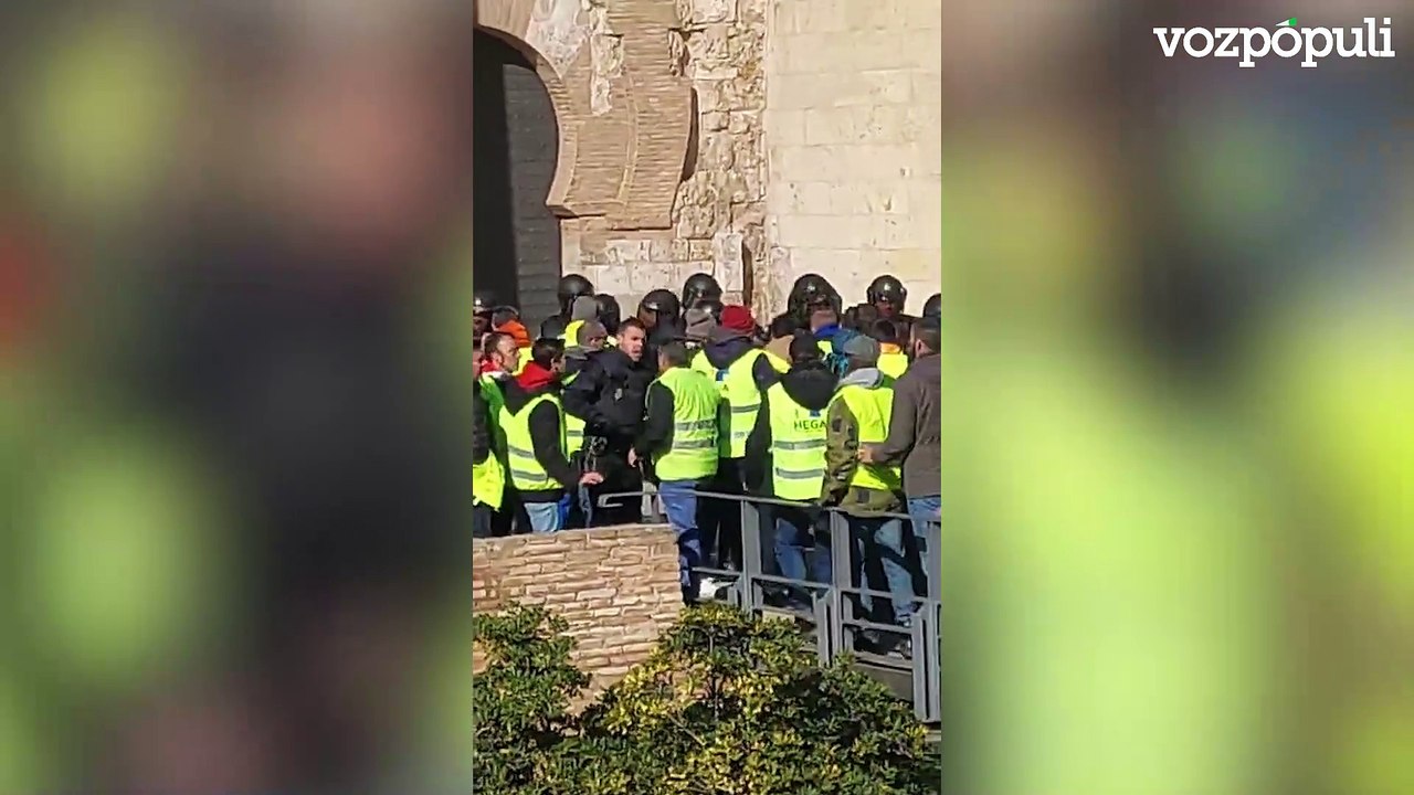 Enfrentamientos entre agricultores y Policía en las protestas agrícolas en La Aljafería