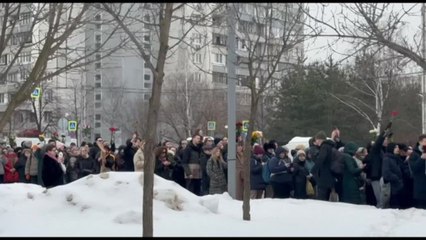 La folla al funerale di Navalny urla: "La Russia sarà libera"