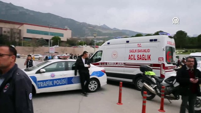 Denizli'de Pamukkale Üniversitesi Hastanesi bahçesindeki kafeteryada silahlı saldırı sonucu 7 kişi yaralandı. veryansintv.com/denizlide-hastane-kafeteryasina-silahli-saldiri-yaralilar-var/