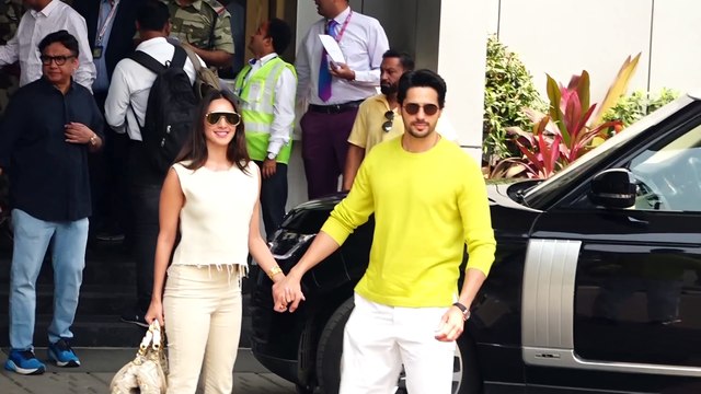 Sidharth Malhotra-Kiara Advani give couple goals at Mumbai airport