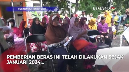 Suasana Warga Menerima Bantuan Beras 10 Kg dari Pemerintah