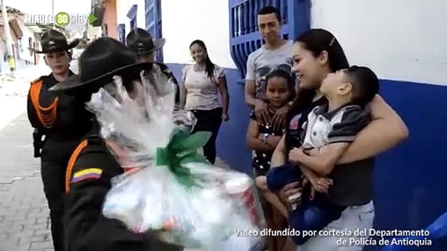 POLICÍA NACIONAL HACE ENTREGA DE SILLA DE RUEDAS A NIÑO DE 04 AÑOS EN EL MUNICIPIO DE LIBORINA