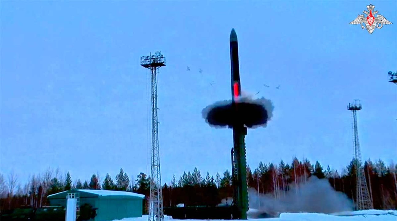 西側との緊張が高まる中、ロシアが多弾頭を搭載した大陸間弾道ミサイルの発射を実施