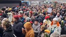 Il corpo di Navalny esposto in chiesa, la folla lancia fiori sulla bara