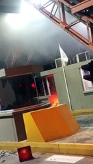 09-05-2021 Momento en el que manifestantes destruyen peaje en Urabá 2