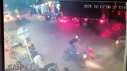 Paso la calle sin mirar una moto lo levantio y al caer fue recibido por un camion