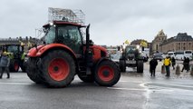 « C’est atypique ! » : des agriculteurs stationnent leurs tracteurs devant le château de Versailles, sous les yeux des touristes