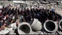 Gaza, la preghiera del venerdì fuori dalla moschea bombardata