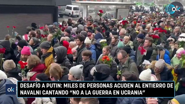Desafío a Putin miles de personas acuden al entierro de Navalni cantando no a la guerra en Ucrania