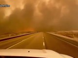 I pompieri guidano attraverso un muro di fiamme in Texas per portare soccorso