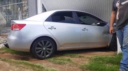 Motorista atinge traseira de veículo e invade residência após mal súbito