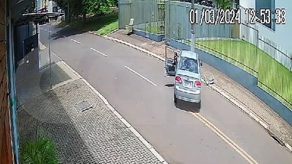 Câmera flagra carro batendo contra poste no Santa Felicidade