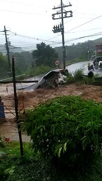 Creciente súbita inundo la vía vieja Barbosa – Cisneros 2