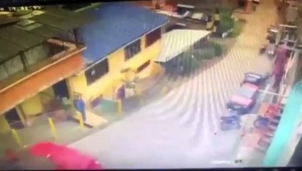 Una volqueta fue “tragada por la tierra” en cuestión de segundos