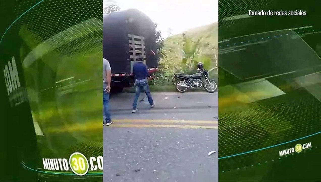 Autopista Medellín Bogotá sector San Luis, cerrada por accidente de transito entre camión y particular