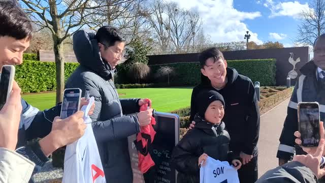 Tottenham - Quand Son vient rencontrer ses fans sud-coréens devant Hotspur Way