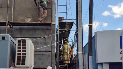Trabalhador cai e bate as costas em obra na Avenida Brasil