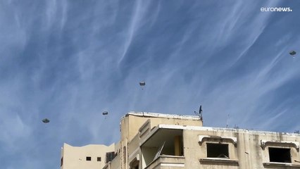 شاهد: الناس في غزة يركضون لتلقّف مساعدات غذائية أسقطتها طائرات أردنية