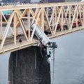 gros semi-remorque Sysco pend au large du Clark Memorial Bridge, entre le sud de l'Indiana et Louisville, Kentucky, à la suite des efforts de sauvetage spectaculaires déployés vendredi après-midi.