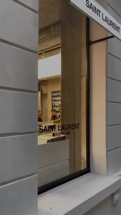 ✨Plongez dans l'univers captivant de Saint Laurent avec l'ouverture de sa librairie galerie « Babylone » à Paris, un nouveau sanctuaire dédié à l'art, à la littérature et à la mode. 