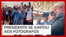 Lula 'troca de função' e faz cliques de seu próprio fotógrafo e autoridades em reunião da CELAC