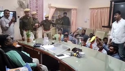 - दो घंटे तक किया प्रदर्शन, कुलपति को कक्ष में घेरा, फिर गाड़ी के आगे लेटे