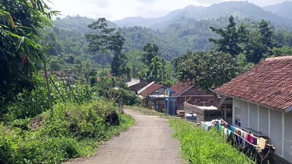 BIKIN BETAH KAMPUNG SEJUK DI ATAS GUNUNG