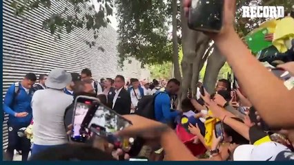 Aficionados del Atlas llevan butacas del Bicampeonato para que Julián Quiñones las autografíe