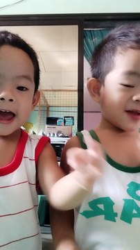 kaen ng grapes at strawberry ang kambal