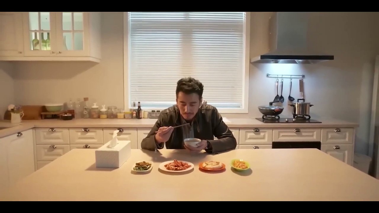 The special police team fought fiercely against the twisted killer, just as everyone thought they were going to lose, the man realized that his blood had a magical effect