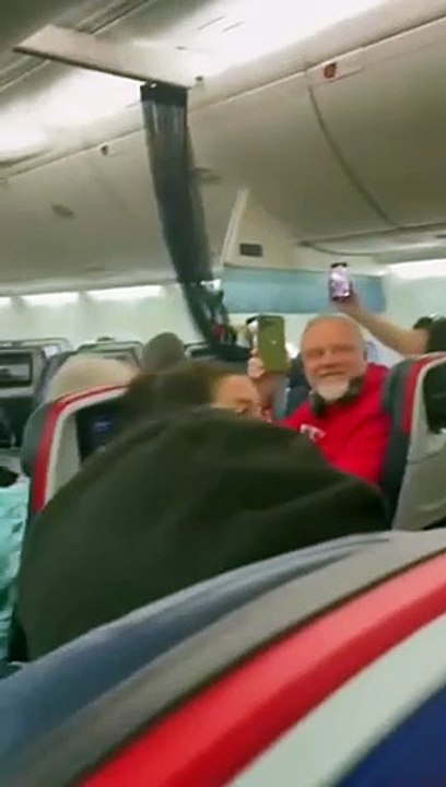 Lors d’un récent vol #Delta, Sir Richard #Branson fondateur du groupe #Virgin a surpris les 190 #passagers et l’équipage en leur offrant une #croisière #gratuite à bord de son nouvel appareil, le Resilient Lady.