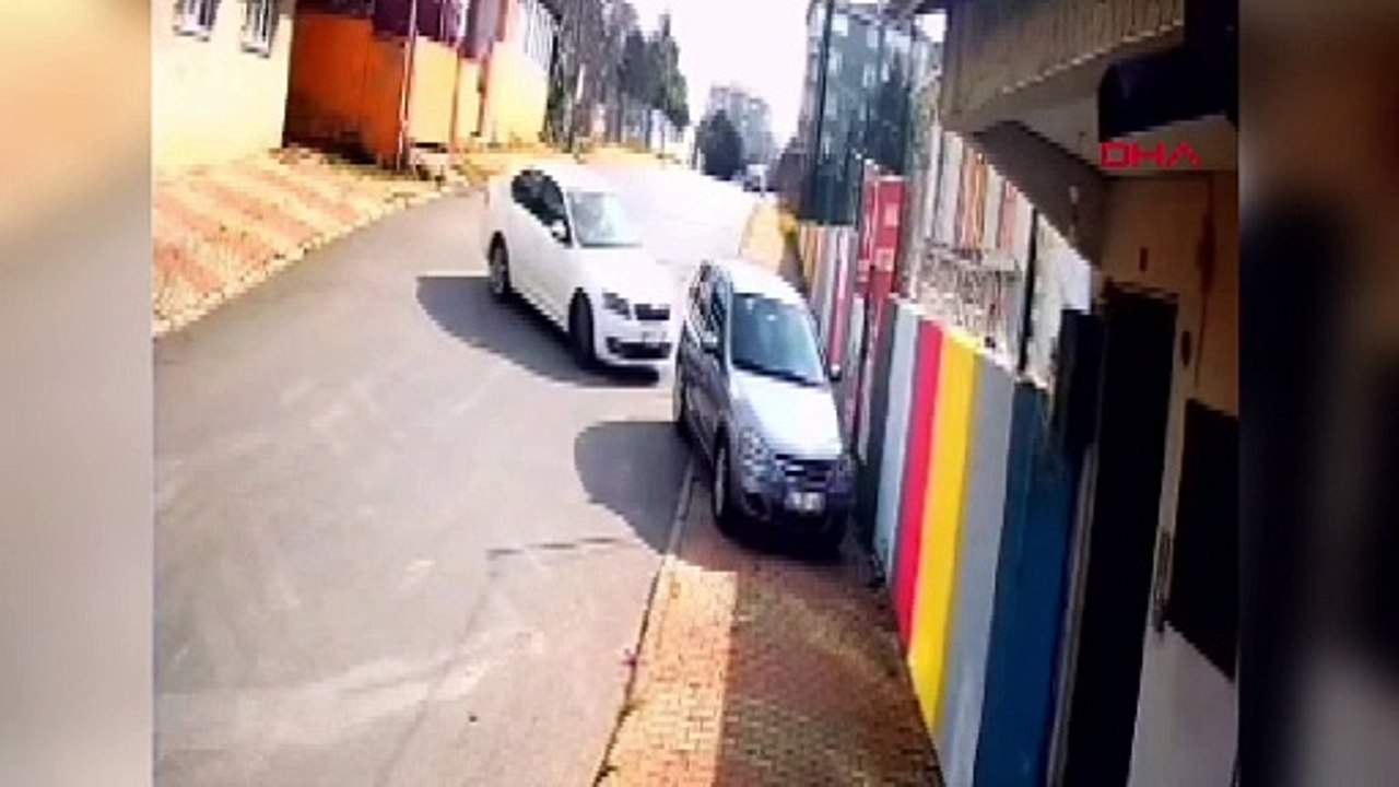 Sultanbeyli'de ilginç kaza kameralara yansıdı