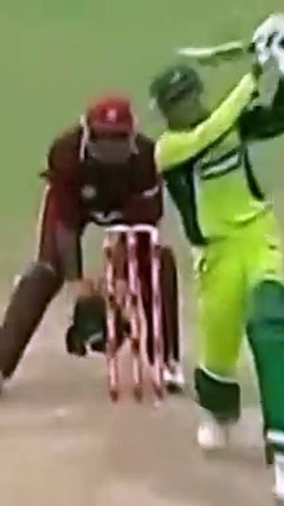 Razzaq SIX over Midwicket - Strong HIT (Flat SIX)