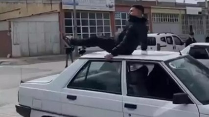 Otomobilin tavan kısmında yolculuk yaparken düşüp yaralandı