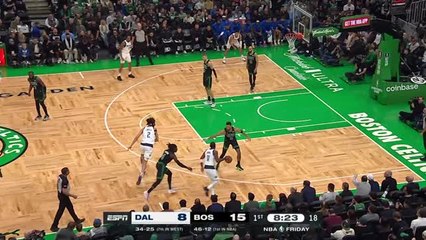 下载视频: Mavs rookie Lively soars for thunderous dunk against Celtics