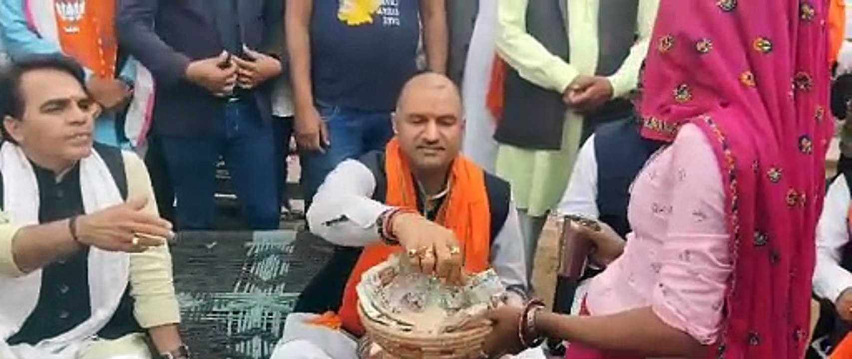 भाजपा प्रदेशाध्यक्ष सीपी जोशी ने दुकान पर चाय क...