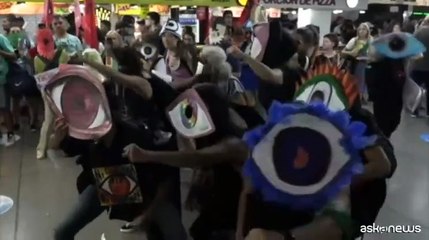 La protesta degli argentini prima del discorso di Milei al Parlamento