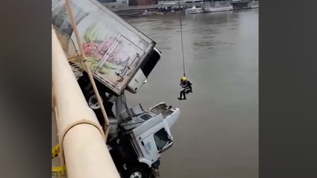 États-Unis : suspendue dans le vide, la conductrice d’un camion accidenté sauvée in extremis