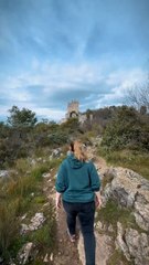 Je pars explorer des ruines avec mes chiens 