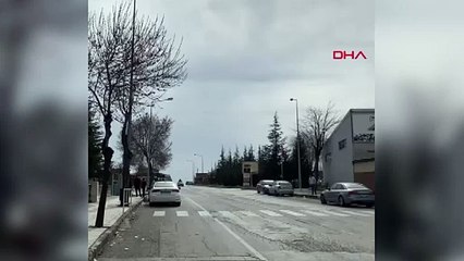 Otomobilin tavanında yolculuk yaparken yere çakıldı