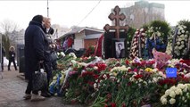 والدة ألكسي نافالني تزور قبره في موسكو غداة مراسم جنازته