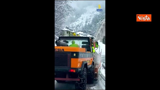 Anas al lavoro per lo sgombero della neve sulla statale 20 a Cuneo