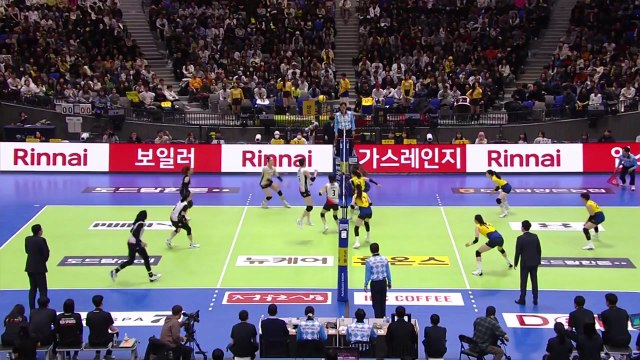 우리카드, 한국전력 꺾고 선두 대한항공 맹추격 / YTN