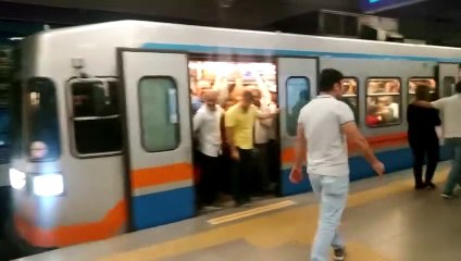Atatürk Havalimanı Metrosunda aşırı yoğunluk