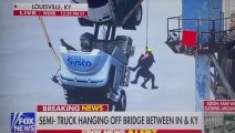 Camion sospeso sul fiume, il salvataggio - Video