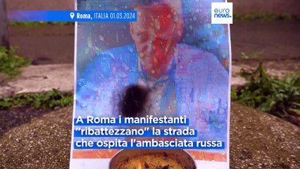 Morte di Navalny: fiori e candele per l'oppositore di Putin, Roma vuole dedicargli una strada