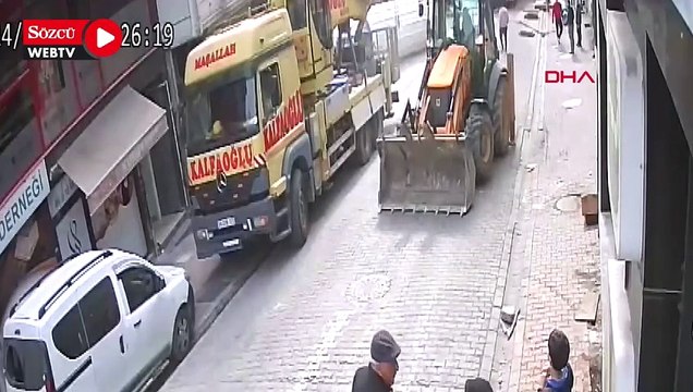 Esenyurt'ta cami minaresi böyle devrildi