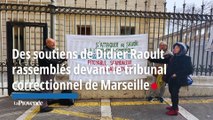 Des soutiens de Didier Raoult rassemblés devant le tribunal correctionnel de Marseille