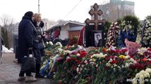 La madre di Navalny sulla tomba del figlio il giorno dopo i funerali