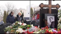 La madre di Navalny sulla tomba del figlio il giorno dopo i funerali